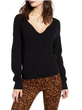 Small Leith Ribbed V neck Sweater in Black